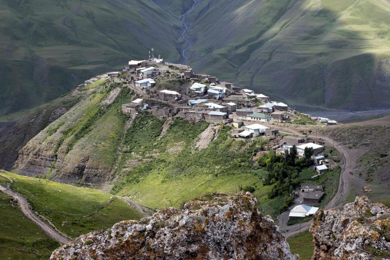 Xinaliq Khinalig Izzet'S Riverside Home Stay Eksteriør billede