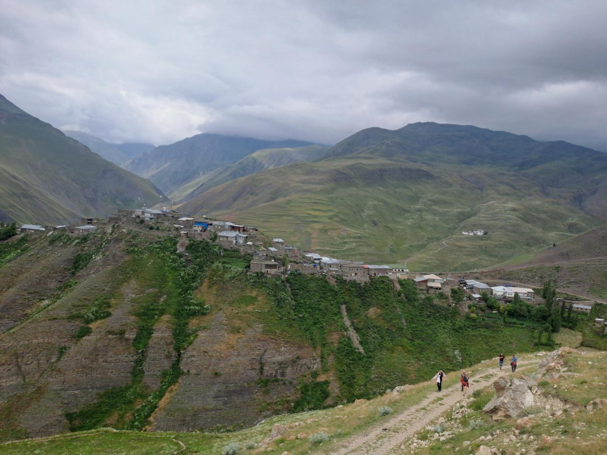 Xinaliq Khinalig Izzet'S Riverside Home Stay Eksteriør billede